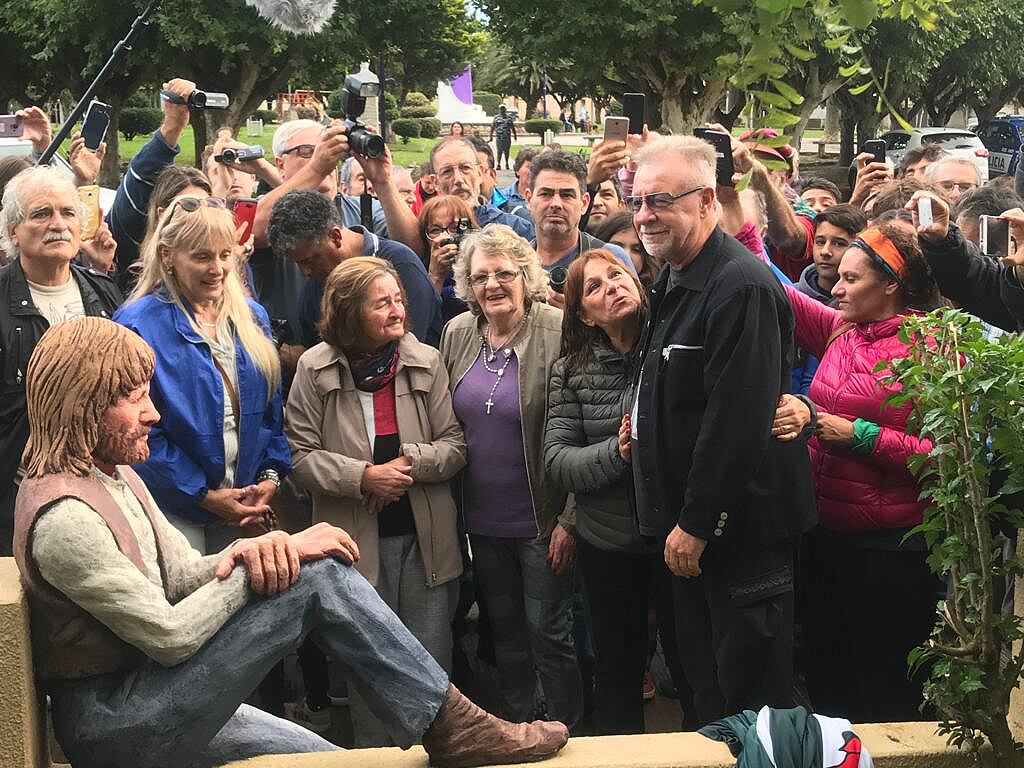 Gieco junto a la estatua que lo recuerda en 1974, obra de Liliana Fernández y Edgardo García Nieto.