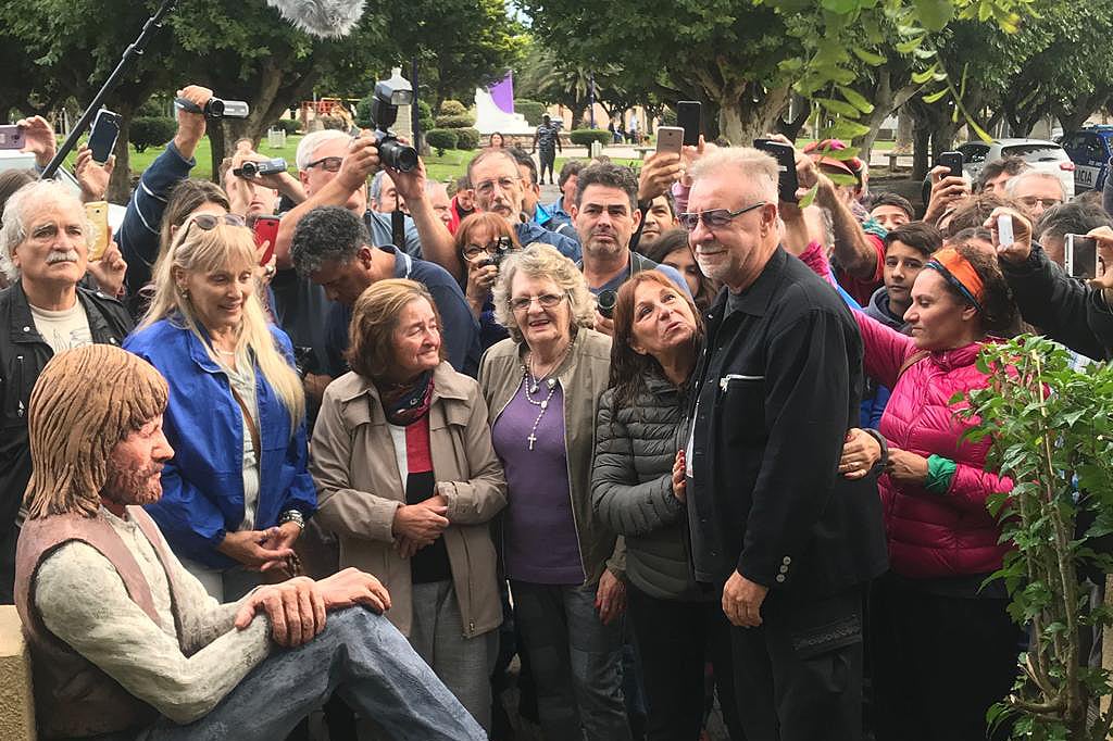 Gieco junto a la estatua que lo recuerda en 1974, obra de Liliana Fernández y Edgardo García Nieto.