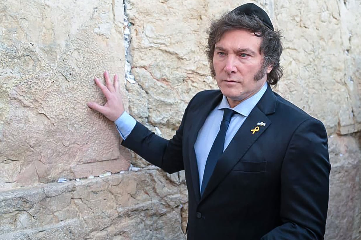 Javier Milei durante su visita al Muro de los Lamentos.