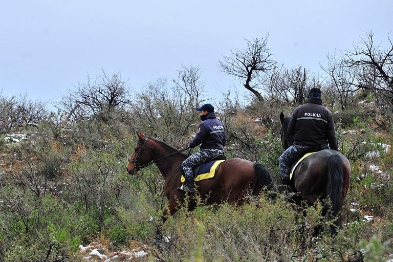 Efectivos policiales rastrillan en busca de la niña en la provincia de San Luis.