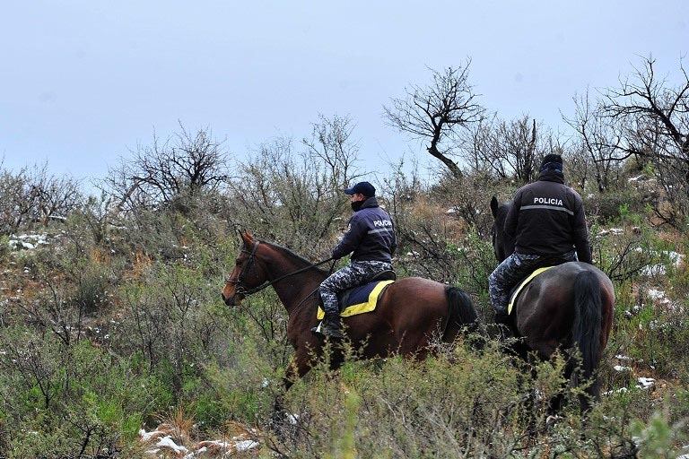 Efectivos policiales rastrillan en busca de la niña en la provincia de San Luis.