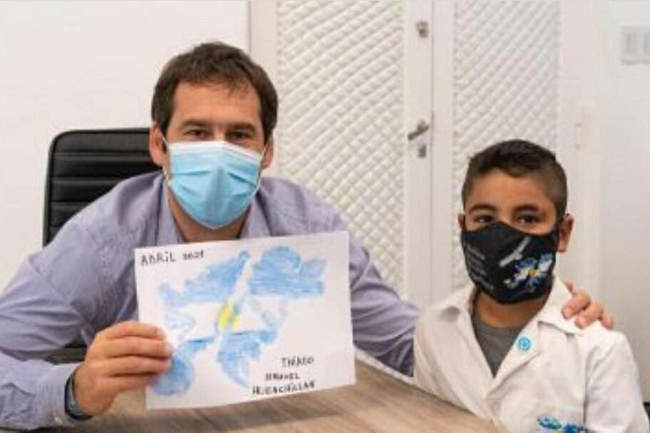 La provincia de Tierra del Fuego puso en vigencia la Ley “Thiago Nahuel”, que establece la obligatoriedad de la imagen de las Islas Malvinas en los guardapolvos blancos y uniformes escolares.