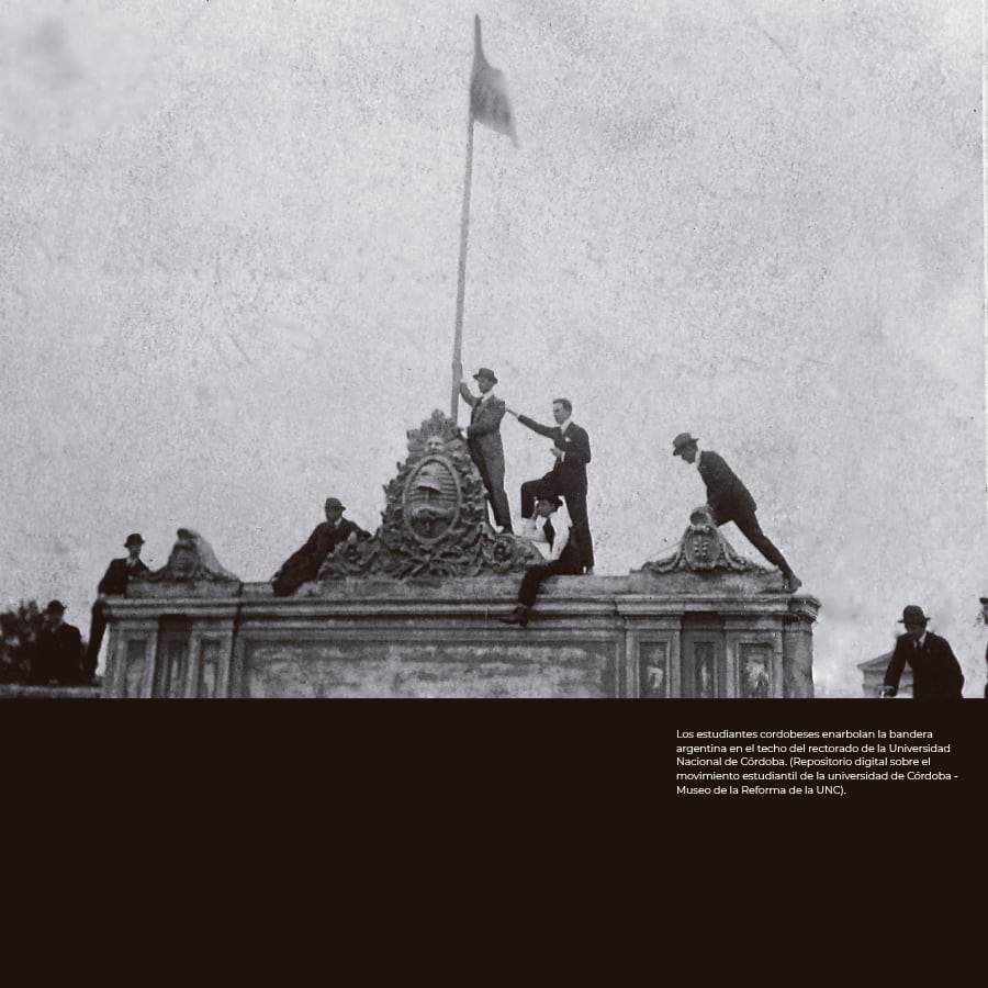 1918: estudiantes cordobeses toman el techo del rectorado de la UNC.