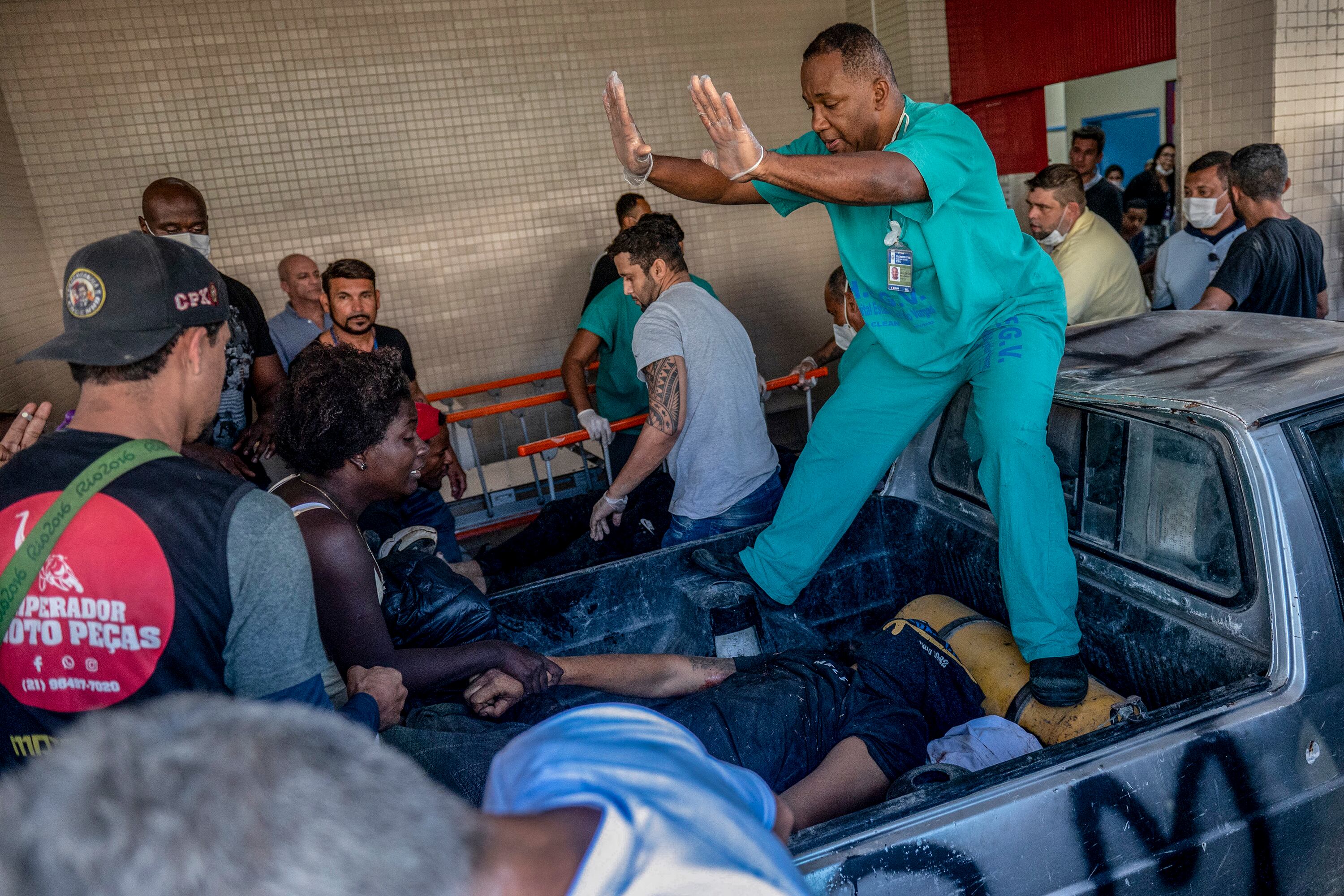 Uno de los heridos en el operativo policial llega al hospital Getulio Vargas de Río.