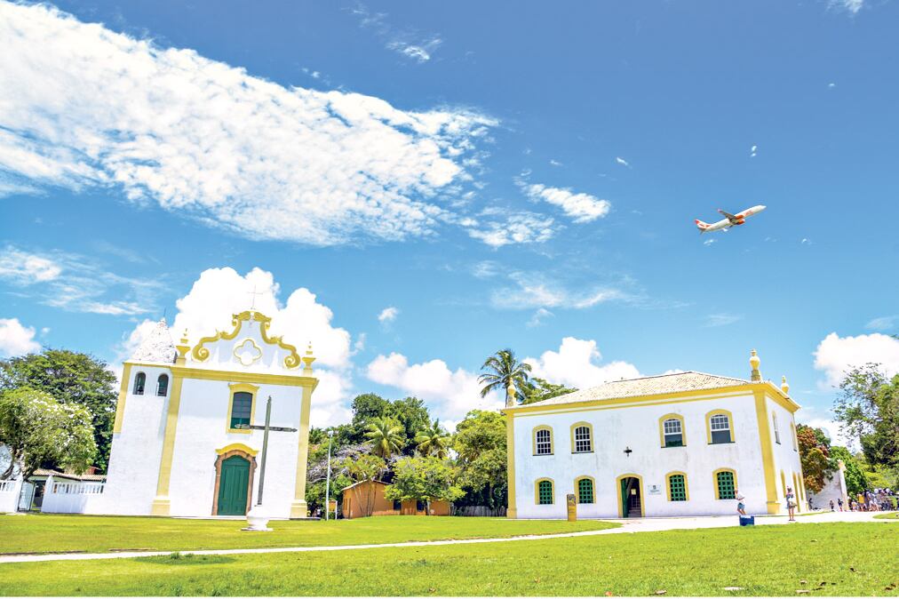 La iglesia Nuestra Señora de la Pluma y el Museo de Porto Seguro, una antigua cárcel, se levantan cerca del aeropuerto.