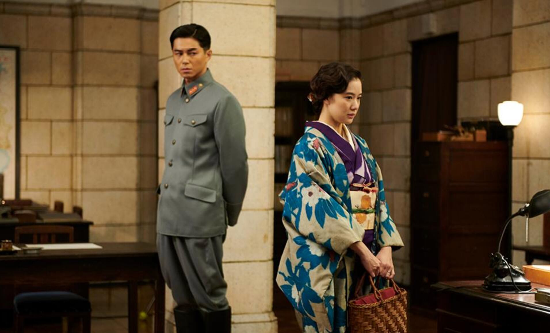 Algunos datos, como cierto documento secreto, no hacen más que acrecentar la sensación de que hay una mentira en juego.