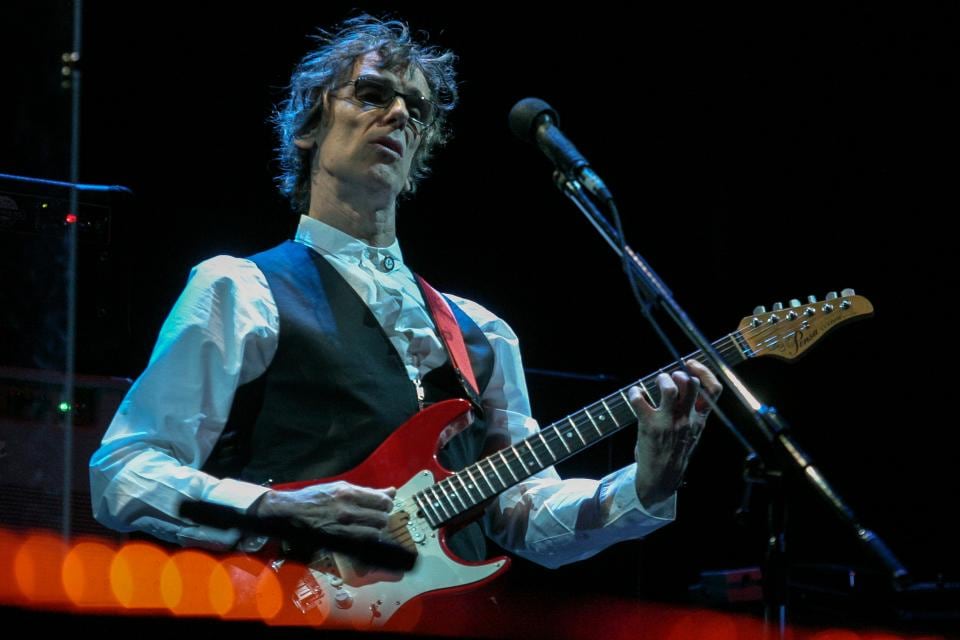 En 2012 El país se conmueve con la noticia de la muerte de Luis Alberto Spinetta. El Flaco tenía 62 años recién cumplidos y batallaba contra un cáncer de pulmón.