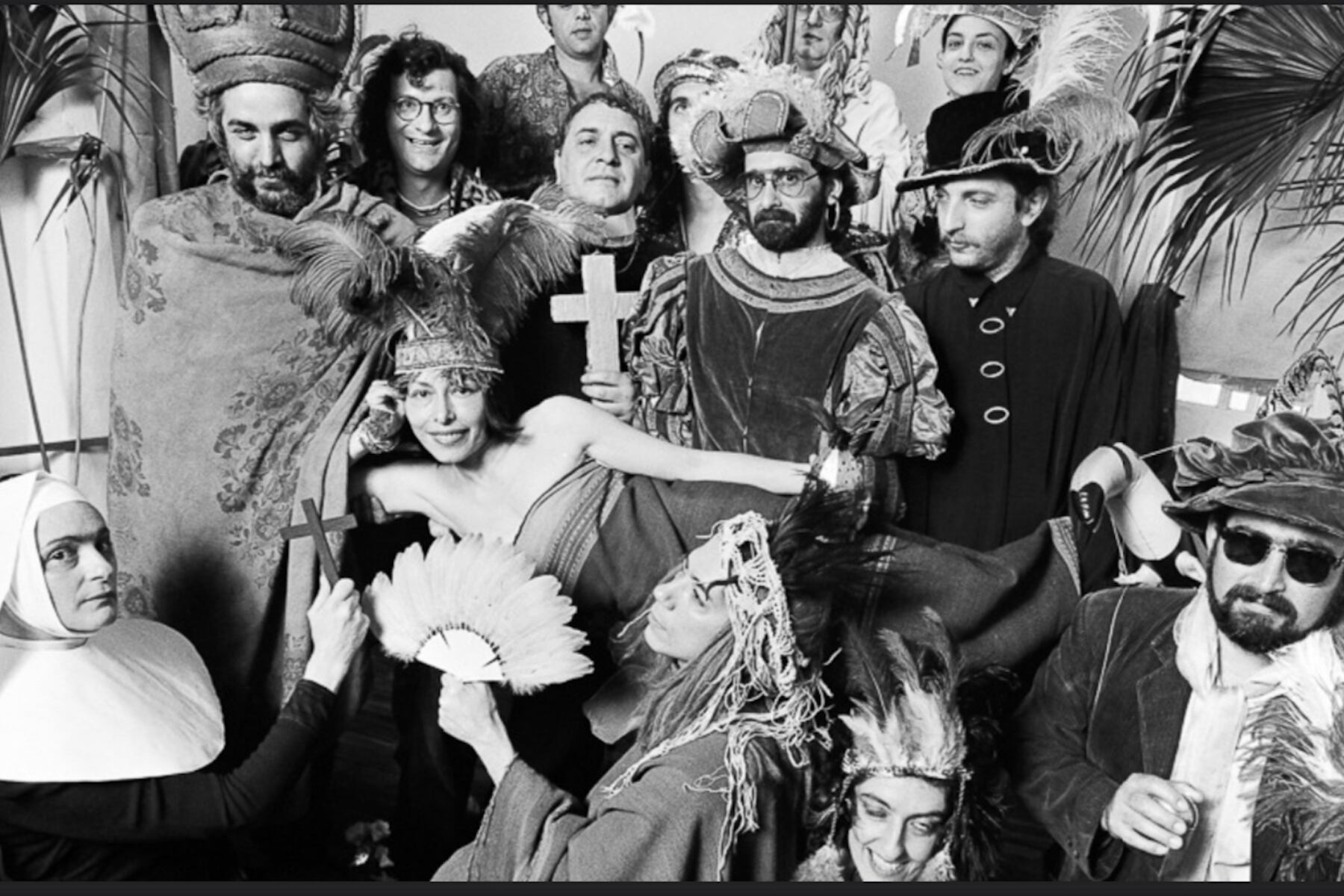 Foto de Marcos López y Res, 1991. En el centro, Bairon; debajo: Maresca, Páez, Schvartz y Astica. Arriba: Stupía, Pierri, Renzi, García, Abecasis. (semi cortados) Pombo, Gumier y Govea. Abajo: otra imagen de la misma serie.