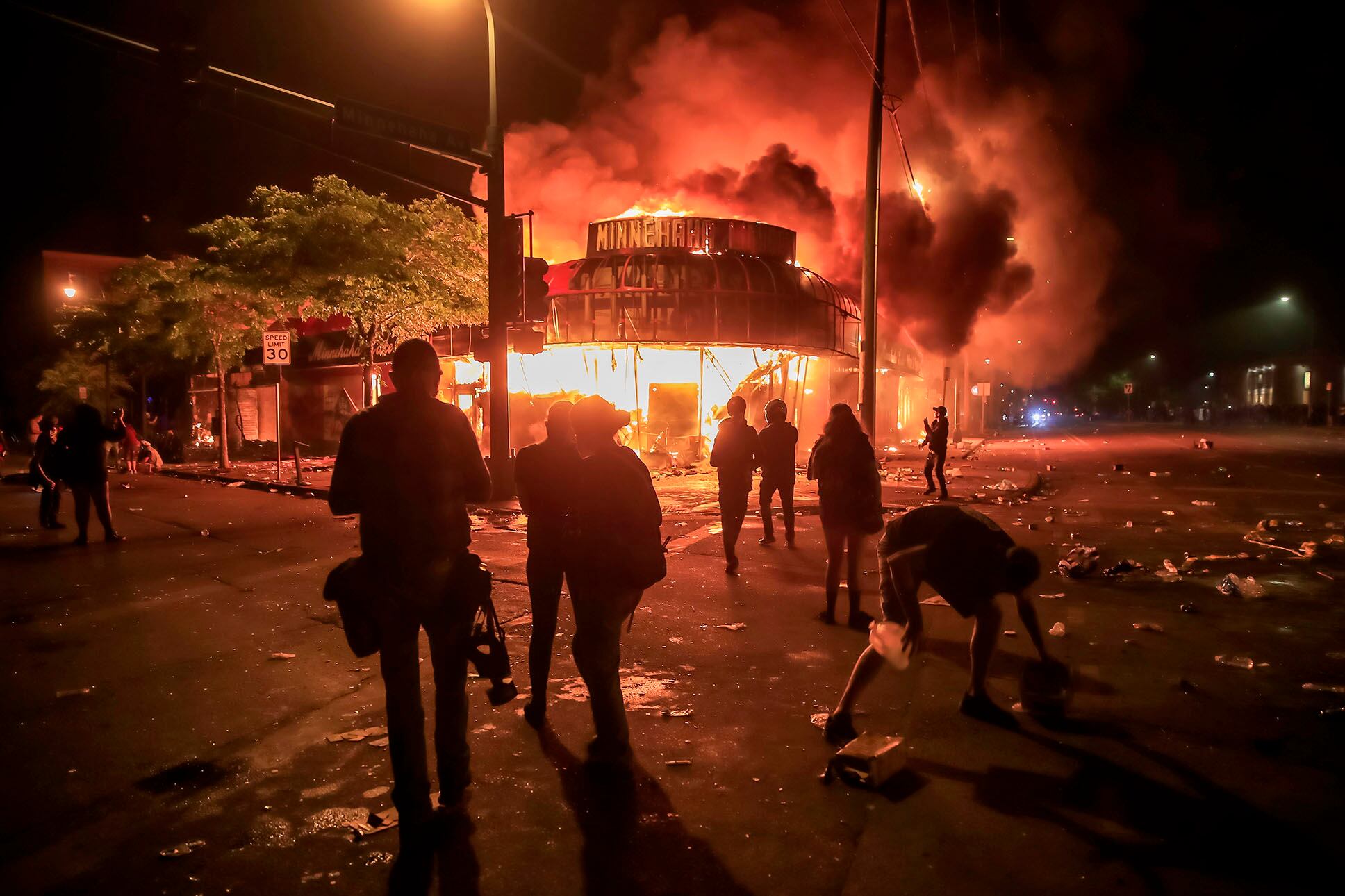    Manifestantes incendian una licorería frente a la Comisaría Tercera de Minneapolis.