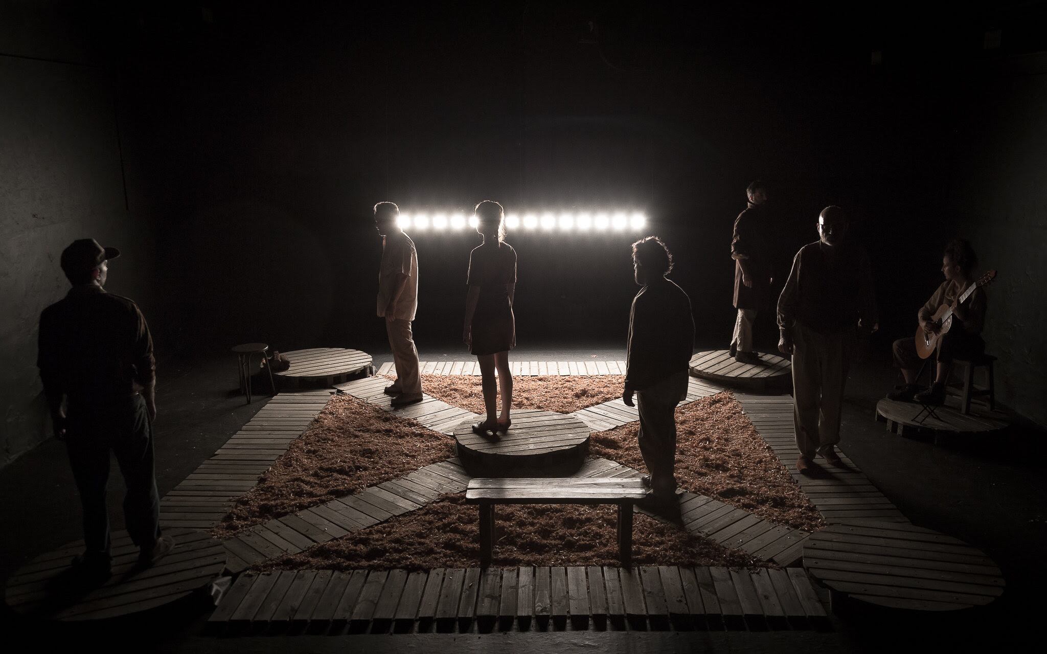 Ocaso presenta un pueblo rodeado por campos de soja fumigados con agrotóxicos (hoy a las 23 en Beckett Teatro).