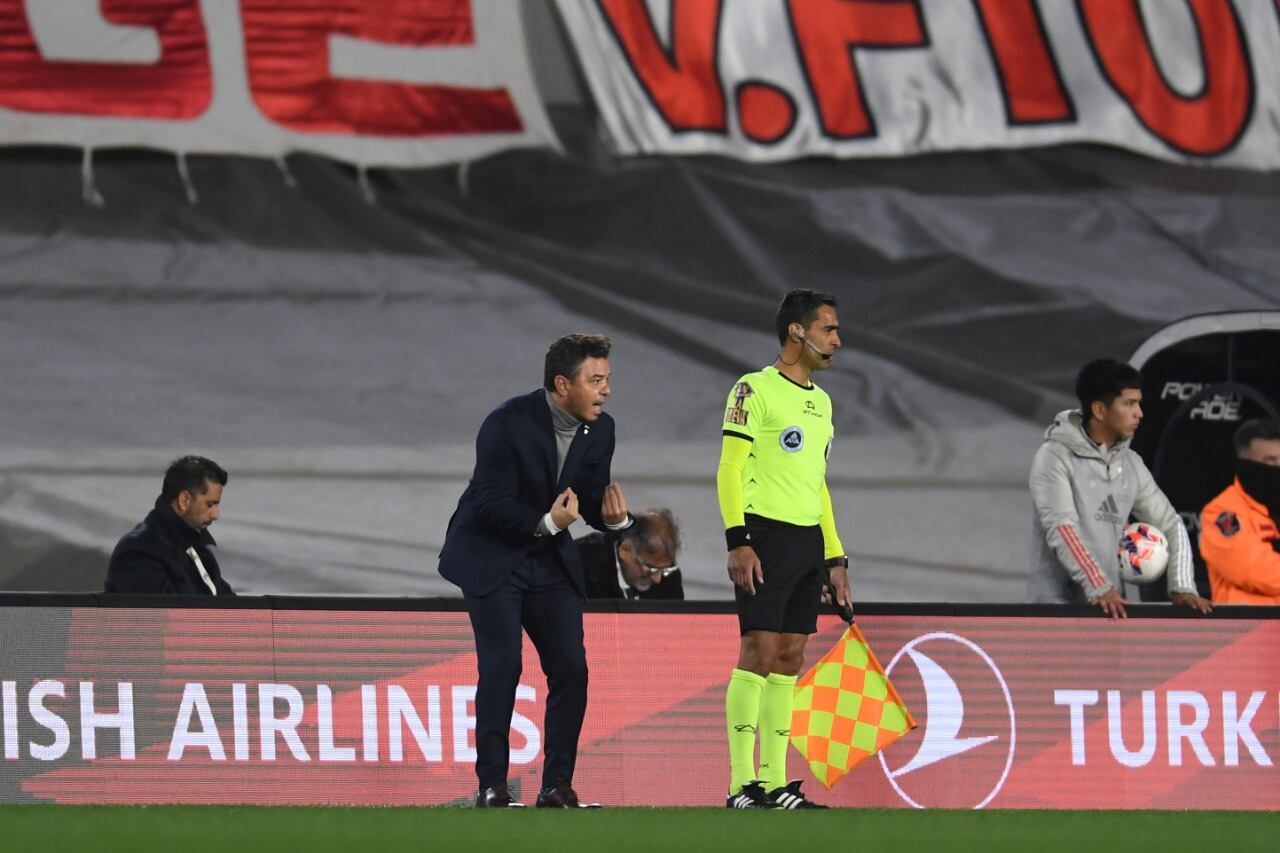 Gallardo y unos mensajes para la terna arbitral