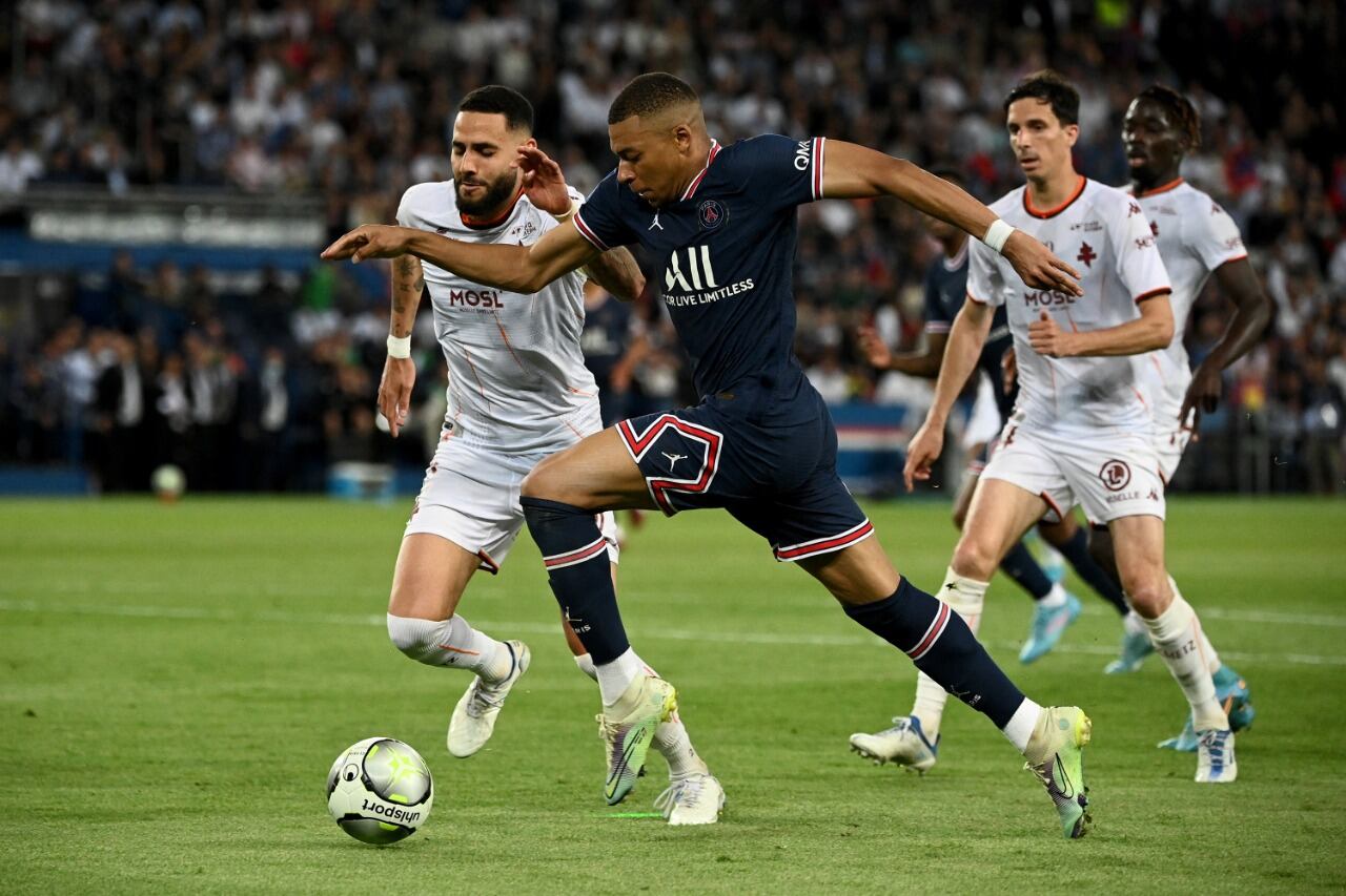 Mbappé marcó tres goles y renovó contrato con el PSG hasta 2025