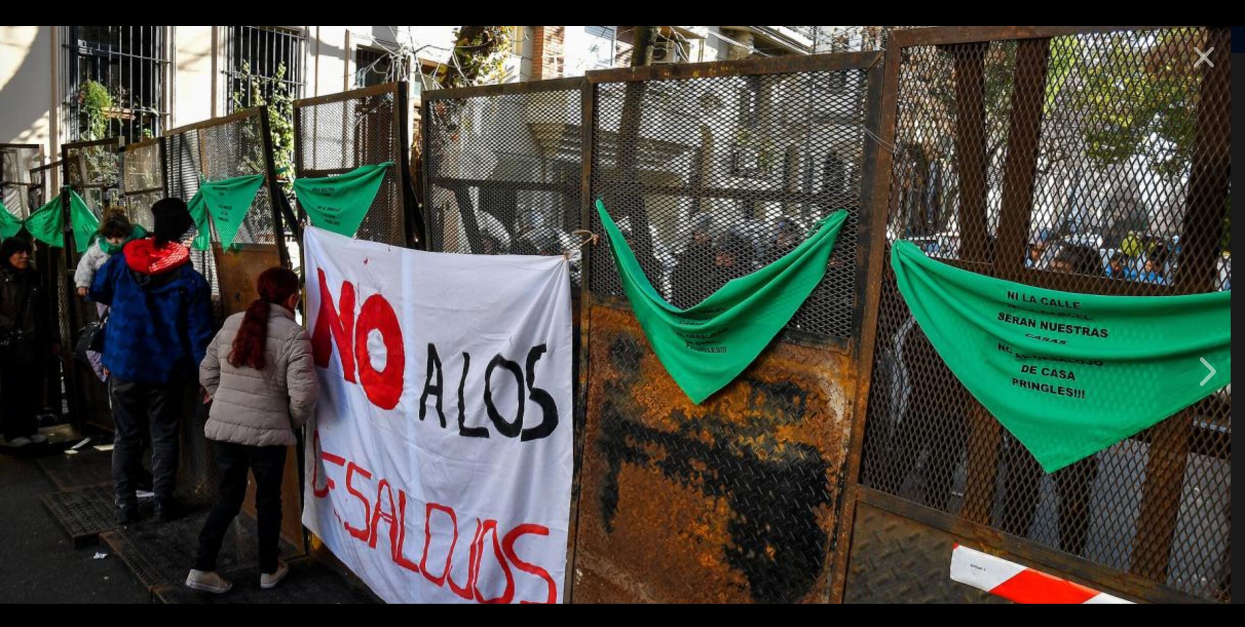 Una imagen parcial del operativo de desalojo en Casa Pringles.