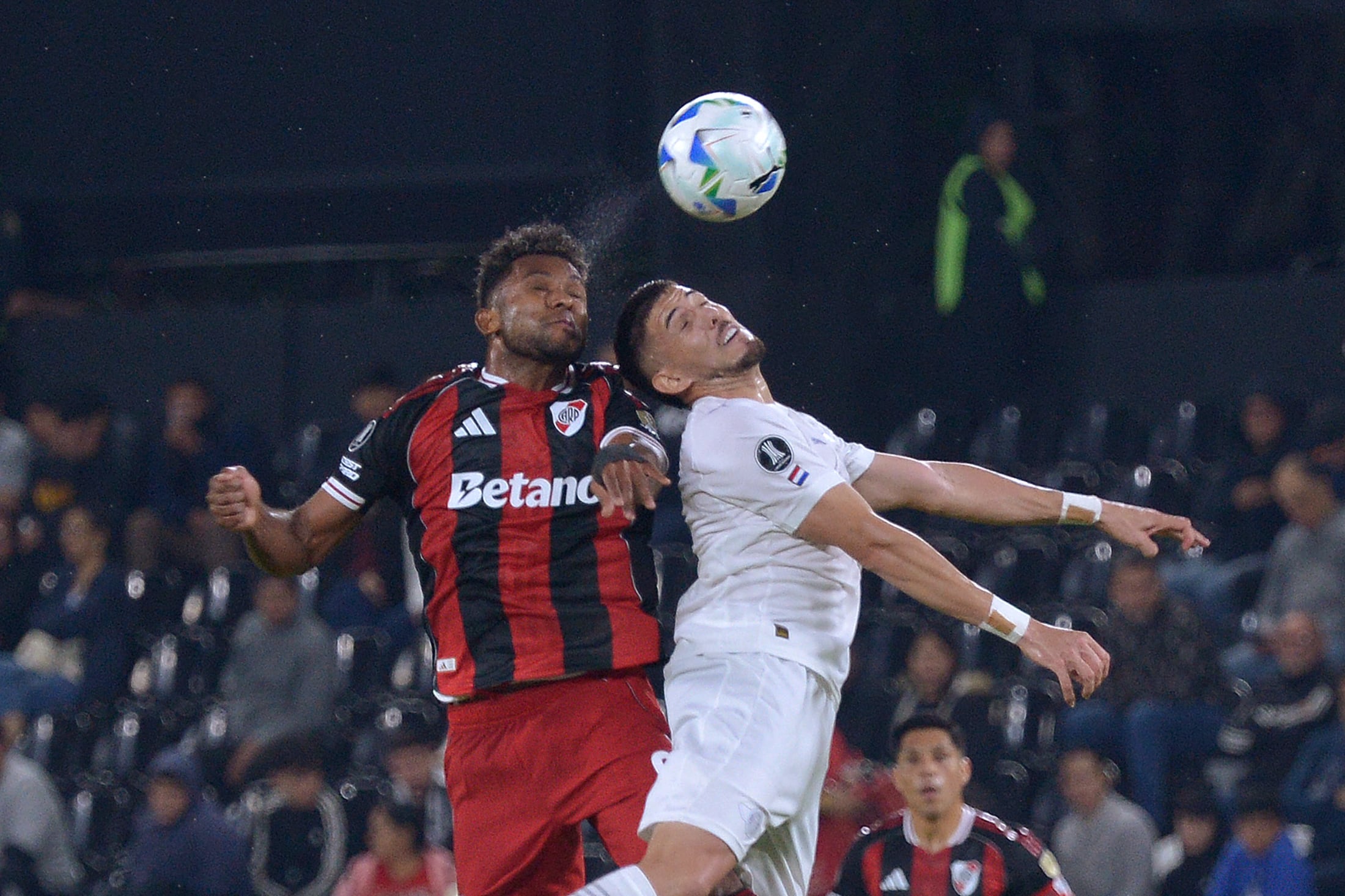 Borja intenta cabecear ante Iván Ramírez