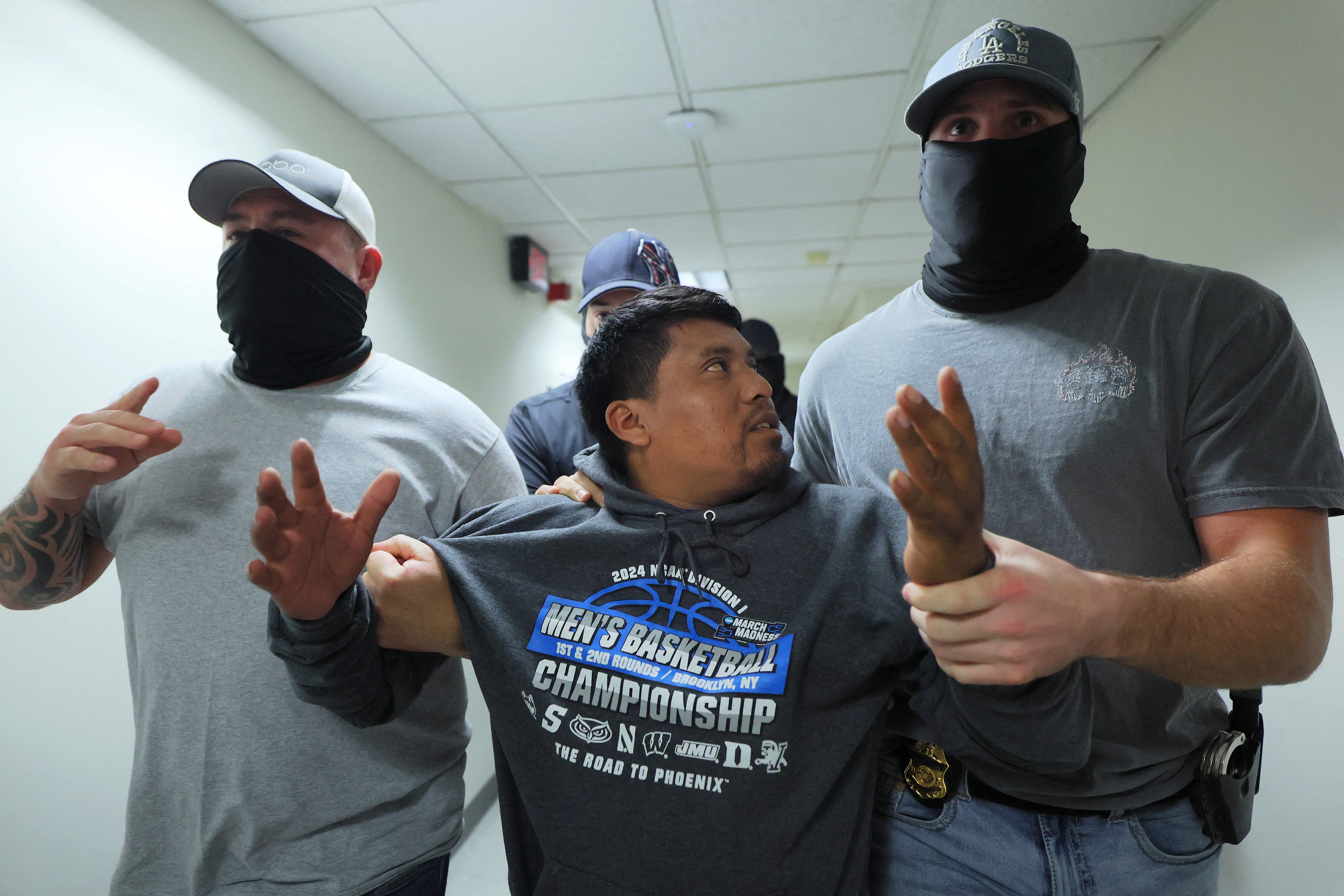 La política de detención y deportación de inmigrantes sin papeles. 