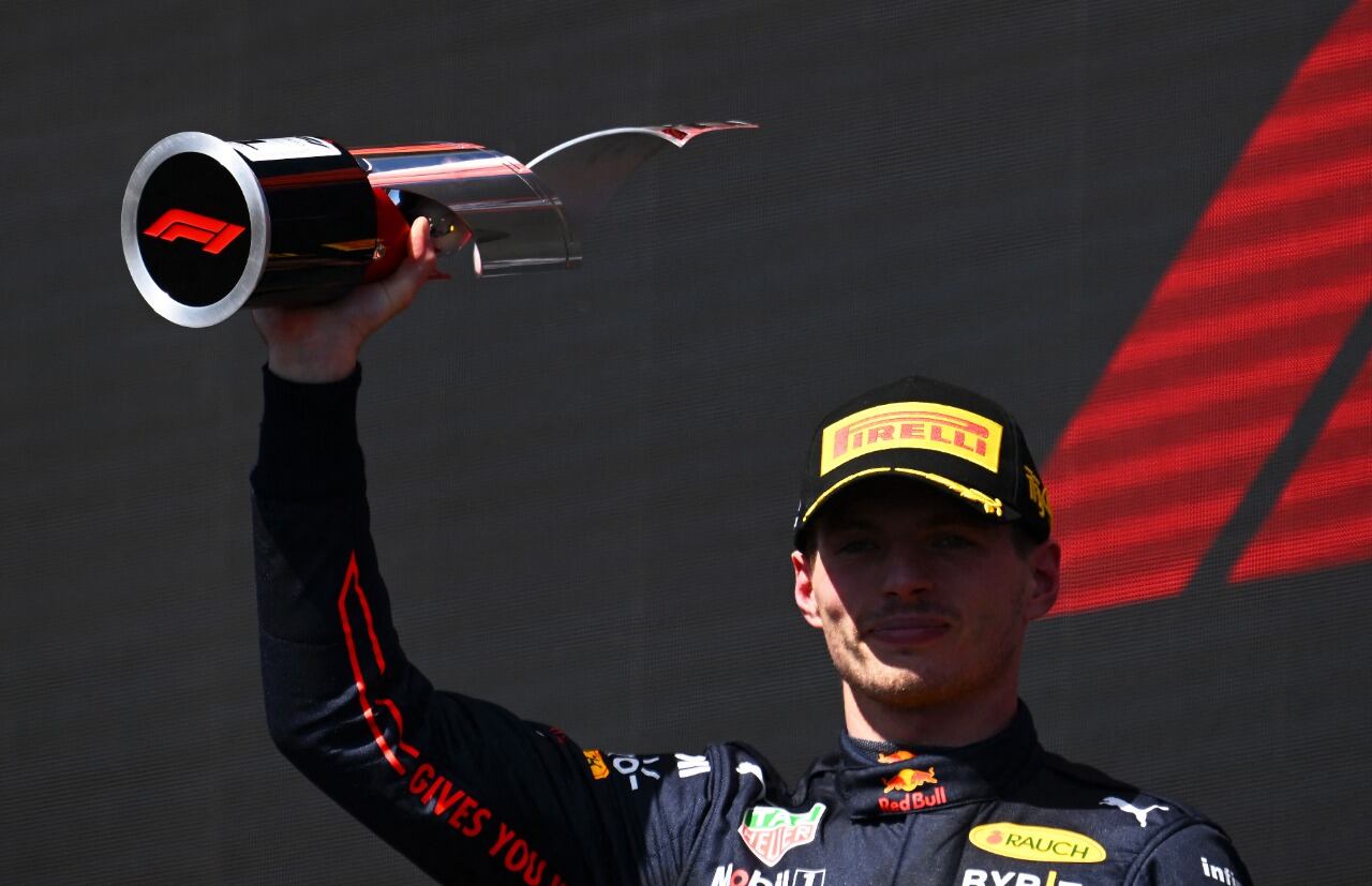 Verstappen en lo más alto del podio otra vez