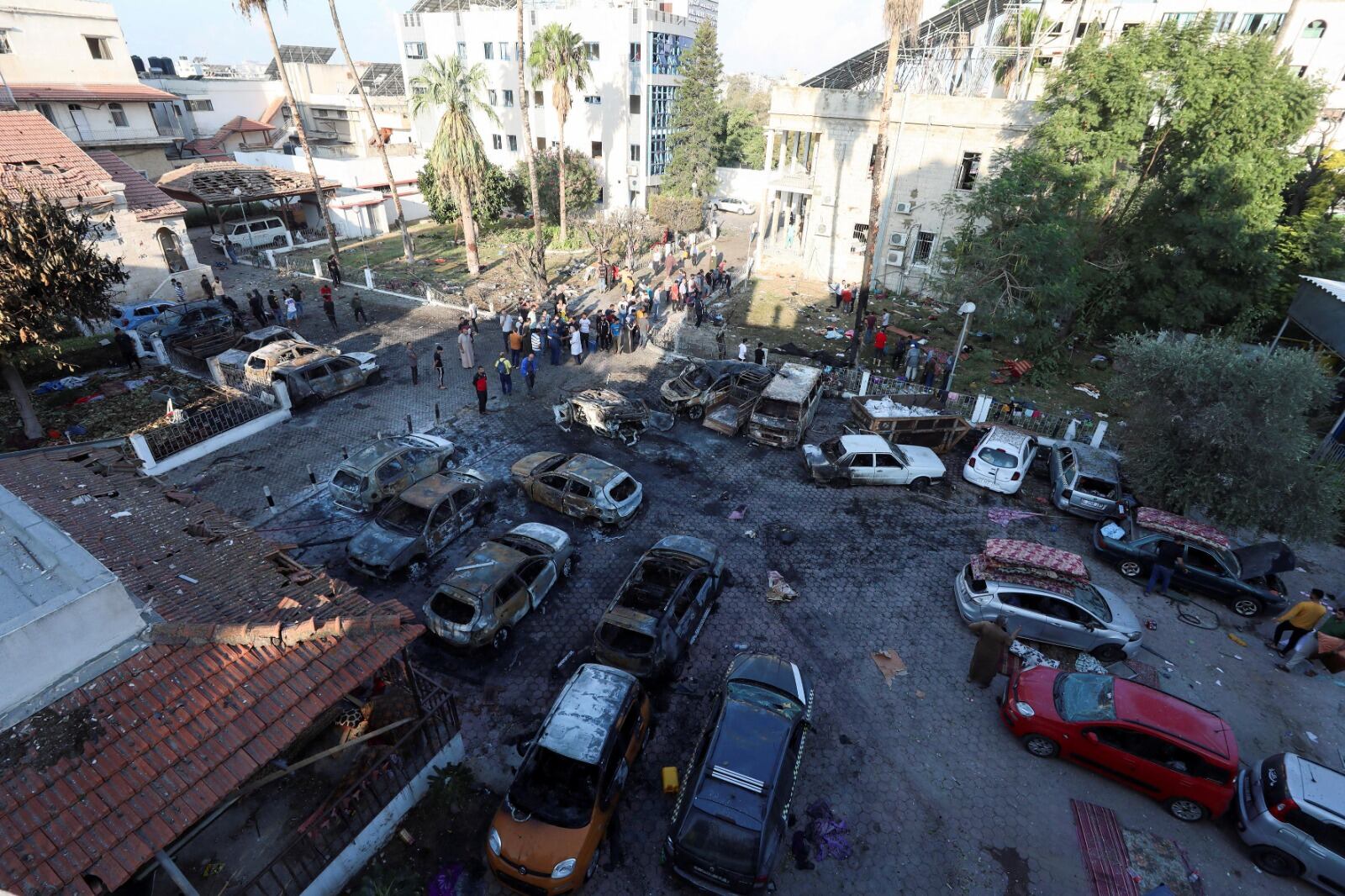 Vista de una zona del
hospital Al-Ahli donde cientos
de palestinos murieron en una
explosión.