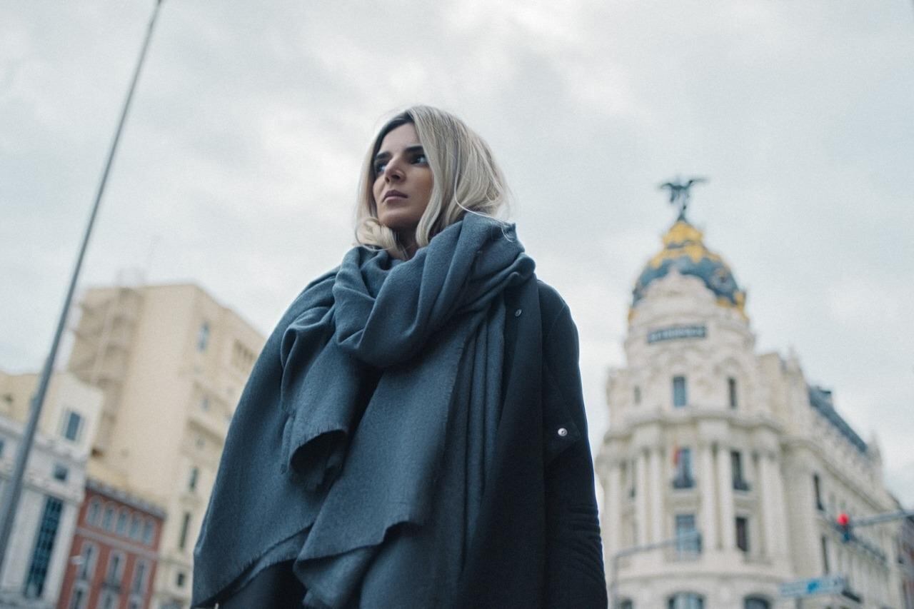 La española Clara Lago protagoniza la serie de diez episodios.