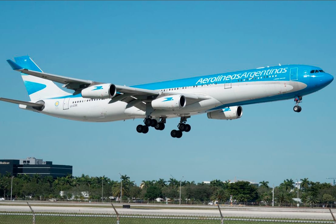 Aerolíneas Argentinas habilitó a las agencias de viaje a emitir sus pasajes en dólares. 