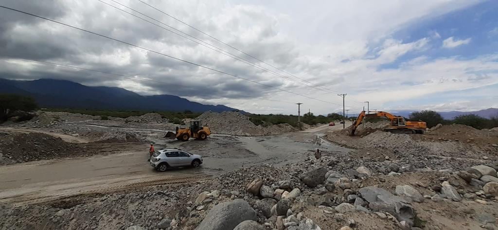 Corte de la Ruta 40, entre San CArlos y Embarcación