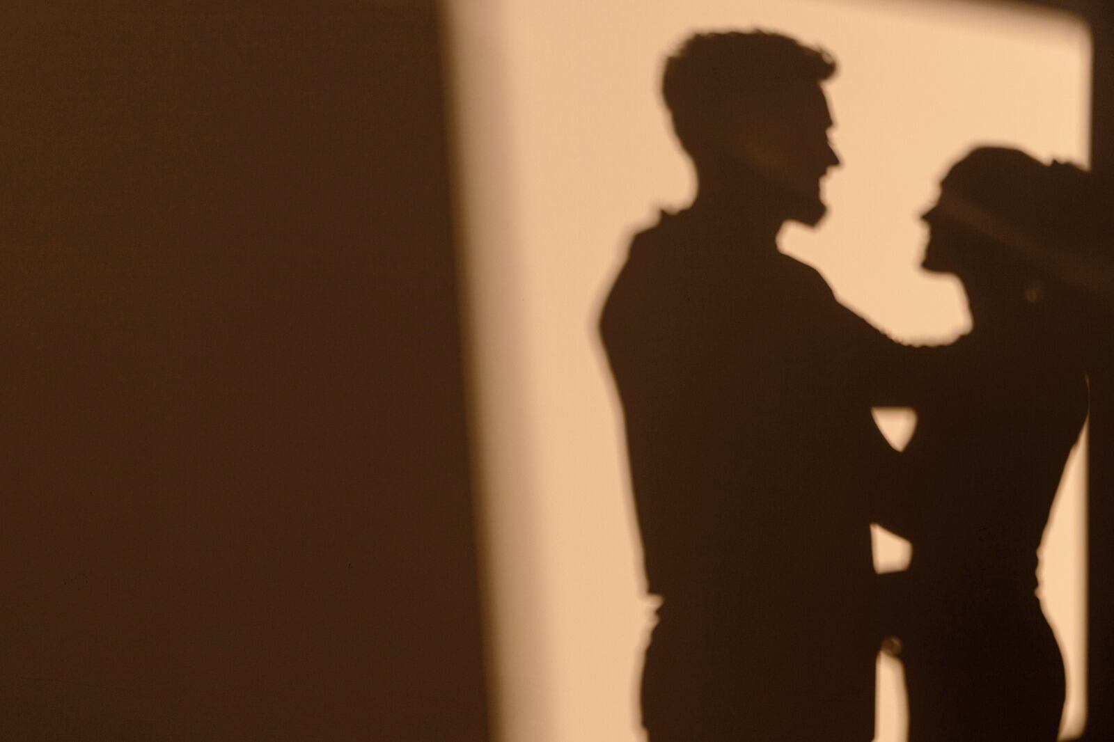 Si la economía lo permite, muchas parejas dejan de convivir sin seprarse.