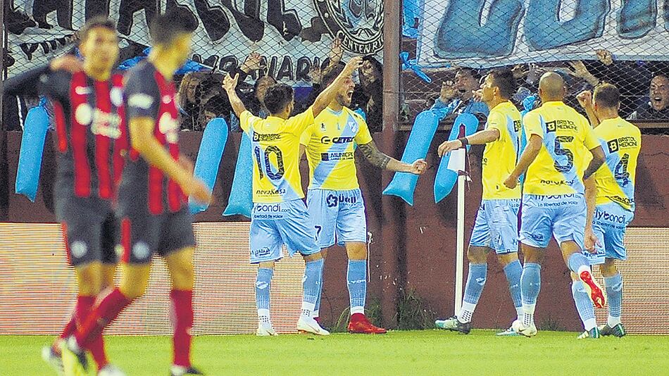 Los jugadores de Temperley festejan la clasificación a las semifinales.