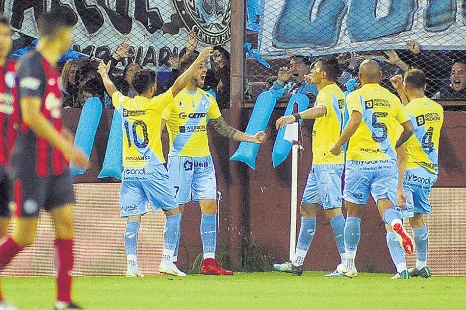 Los jugadores de Temperley festejan la clasificación a las semifinales.