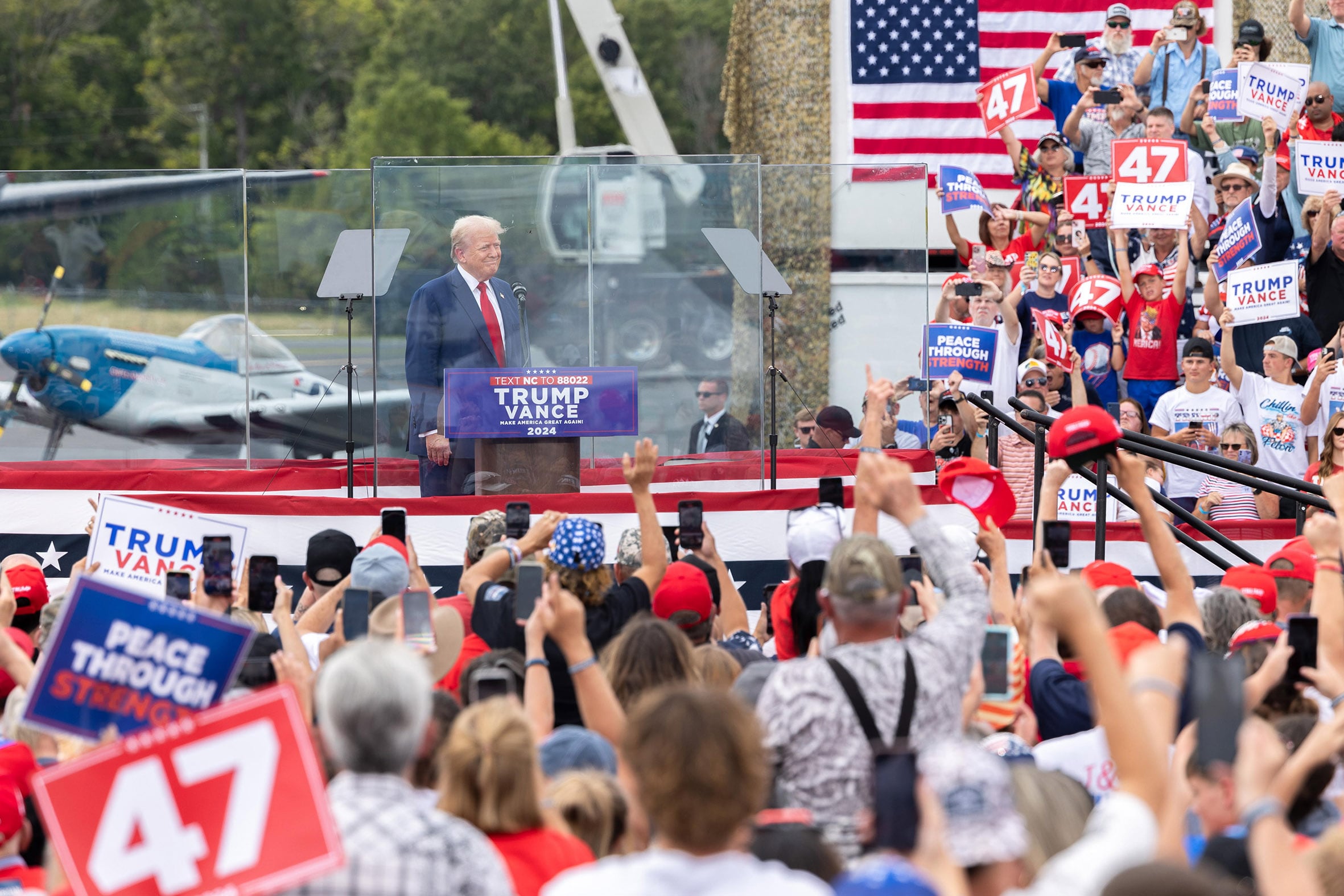 Simpatizantes aplauden a Trump en Asheboro, Carolina del Norte.