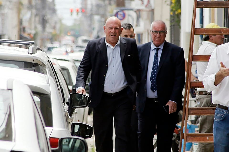 Vergara, su abogado defensor y atrás Fernández, al llegar al Tribunal.