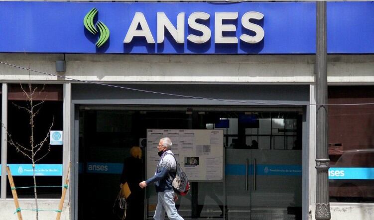El organismo previsional precisó también que los beneficiarios de la mínima recibirán junto con su pago un refuerzo de $55.000, que decrece para el resto de los haberes. (Prensa ANSES)
