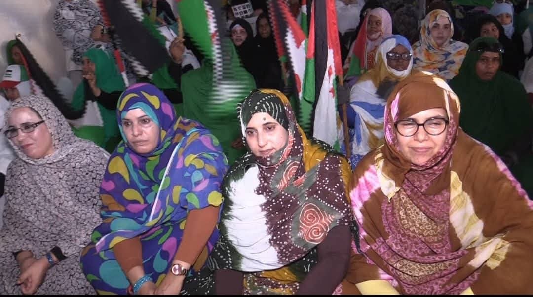 Las mujeres saharauis son fundamentales en la resistencia, tanto en el frente de batalla como en la retaguardia, organizando la vida en los campamentos de refugiados y defendiendo pacíficamente sus derechos en los territorios ocupados.