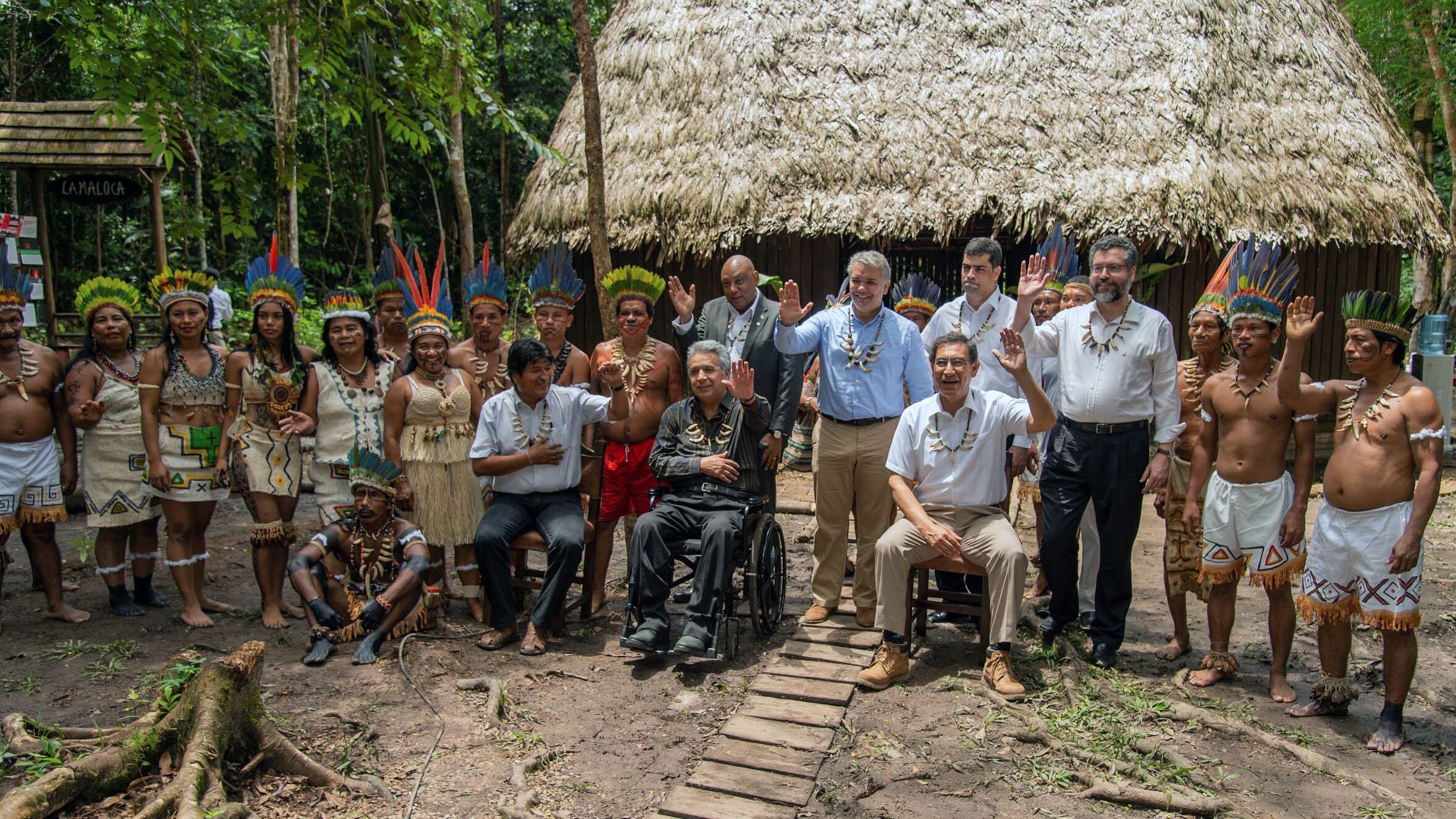 Aborígenescolombianos  y jefes de Estado en la foto de la cumbre por la Amazonia.