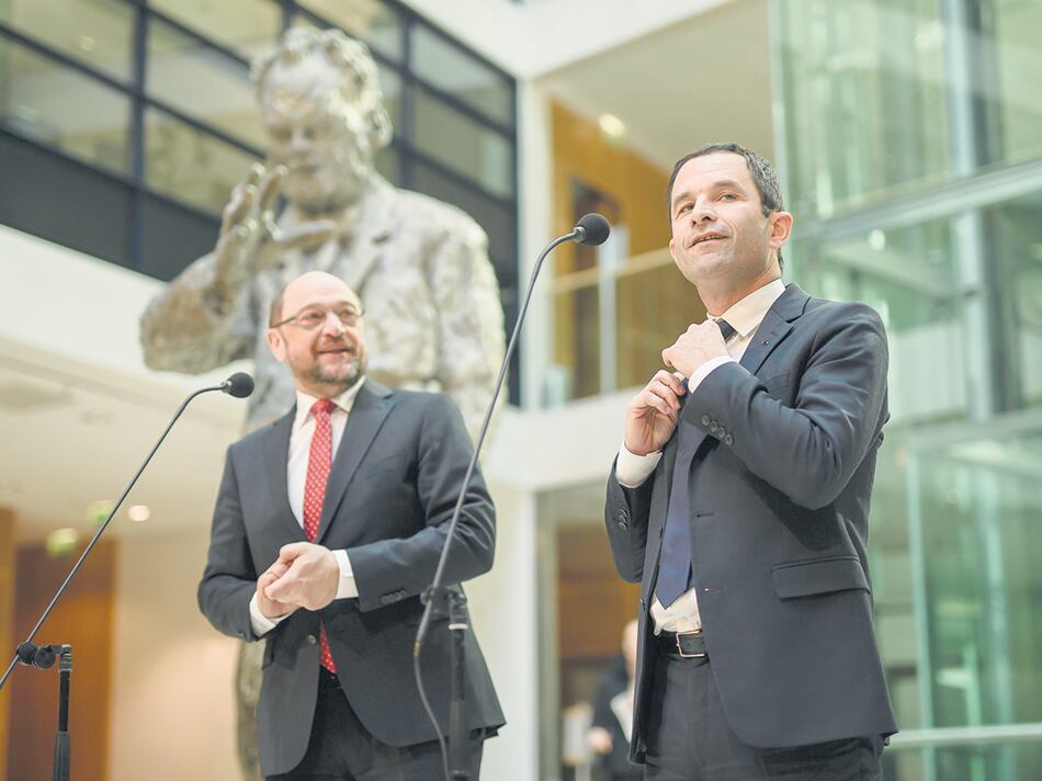 El candidato Hamon (der.), de visita en Berlín, se reunió con el aspirante socialdemócrata alemán Martin Schulz.