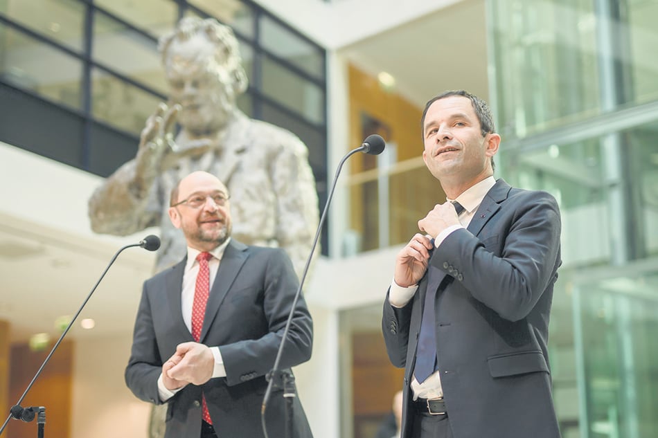 El candidato Hamon (der.), de visita en Berlín, se reunió con el aspirante socialdemócrata alemán Martin Schulz.