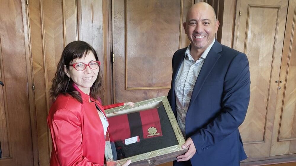 Dib Ashur con Batakis tras acordar el reperfilamiento de deuda