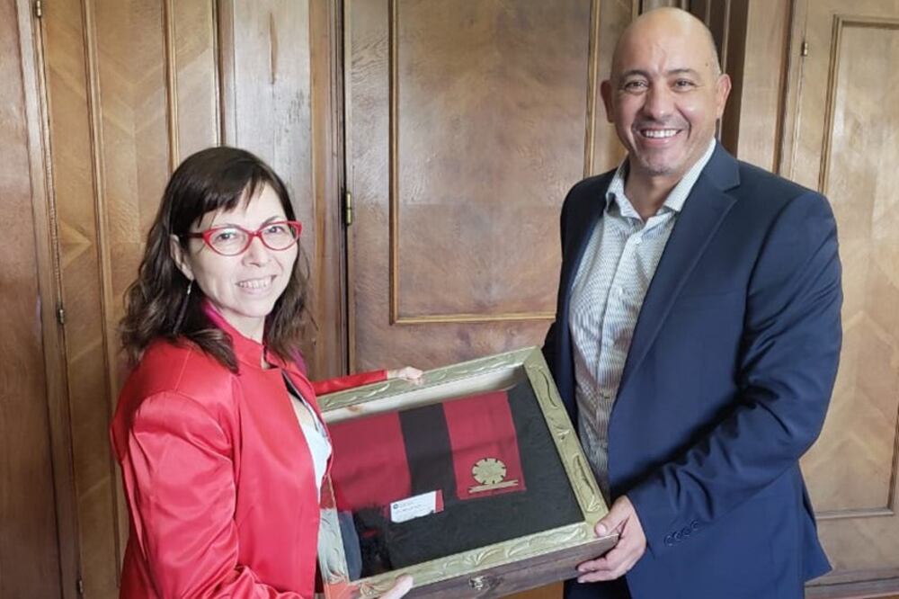 Dib Ashur con Batakis tras acordar el reperfilamiento de deuda