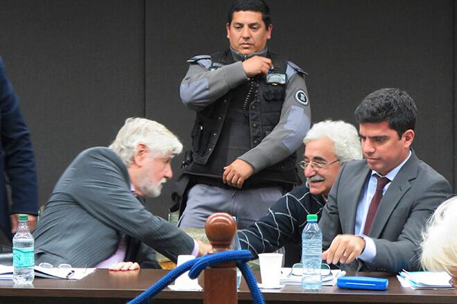 El Tribunal Oral Federal de Mar del Plata debe definir, por estas horas, si el ex espía del Ejército Eduardo Salvador Ullúa (anteojos en la foto) deja la cárcel vip de Campo de Mayo y continúa cumpliendo prisión preventiva en su casa.