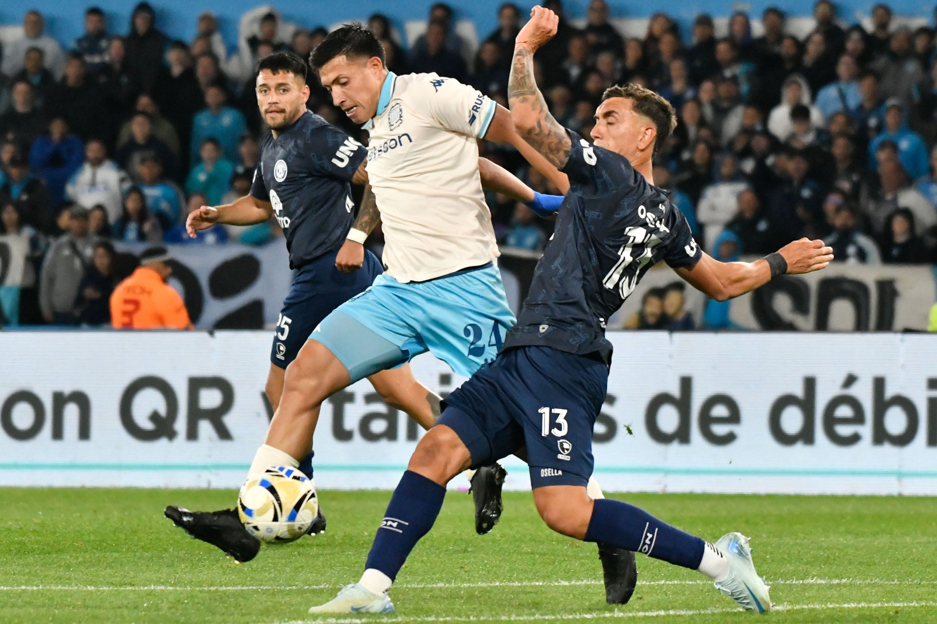 Adrián Fernández trata de llevarse la pelota ante la marca de Osella