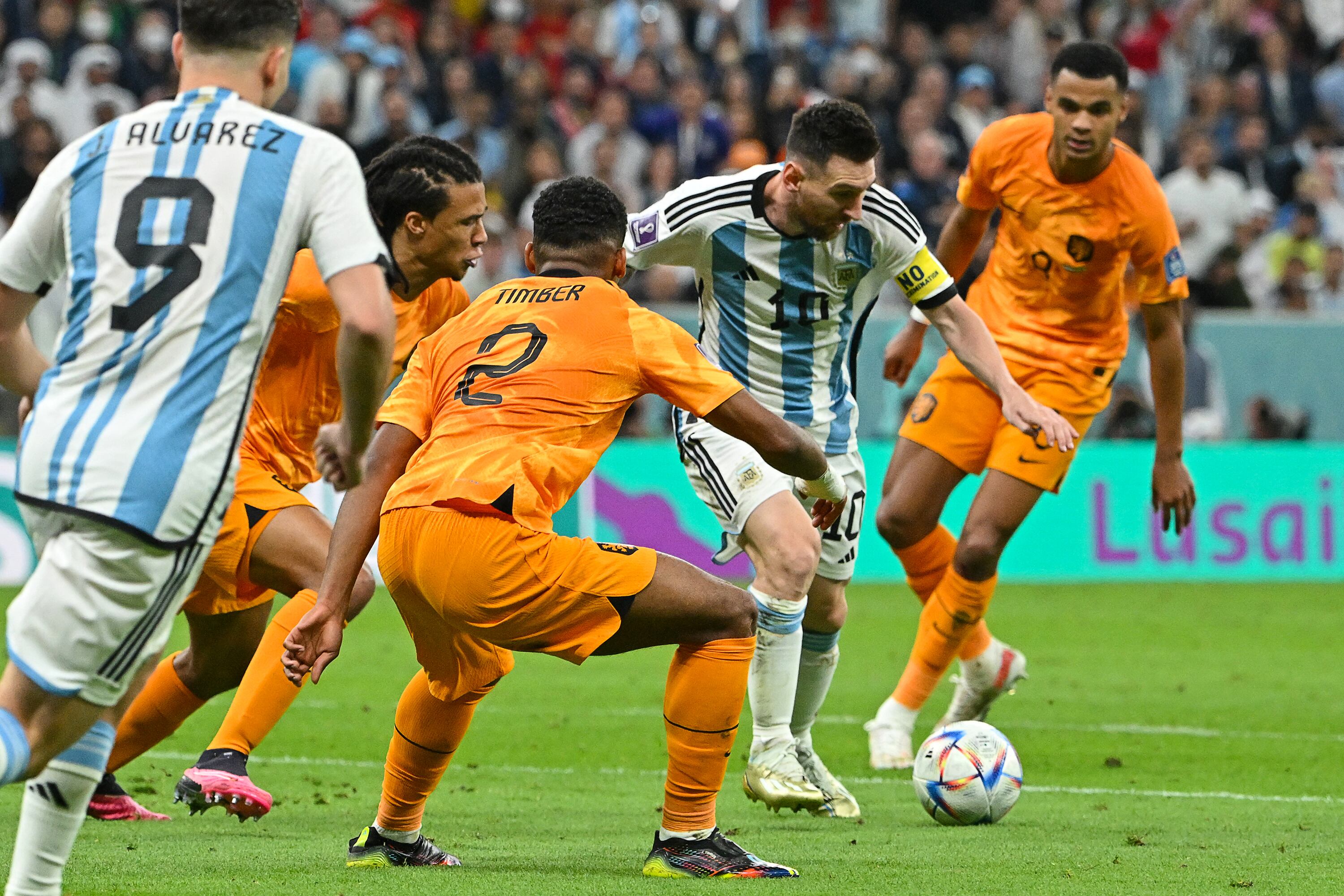 Lionel Messi utilizó en el partido ante Países Bajos una estrategia similar que ponía en práctica durante sus inicios en Rosario. Imagen: AFP.