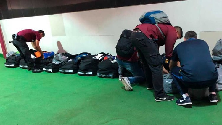 Los efectivos porteños revisan los bolsos en el vestuario boquense.