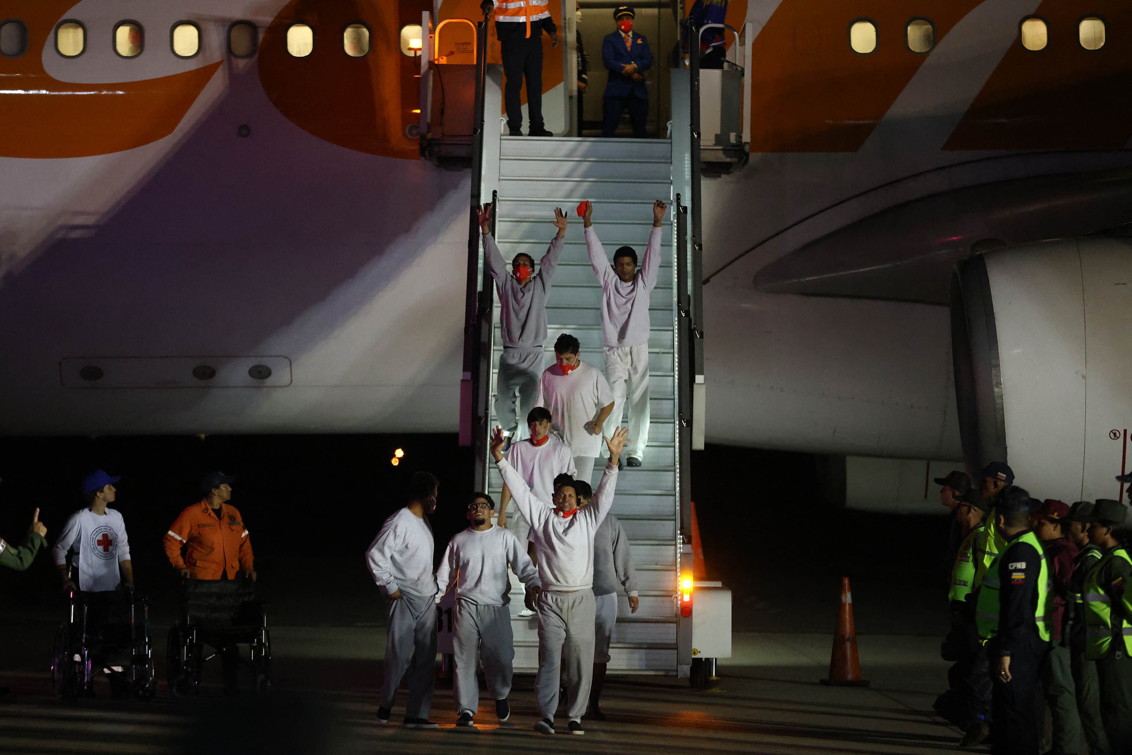 Migrantes venezolanos deportados a Guantánamo arriban a Venezuela.