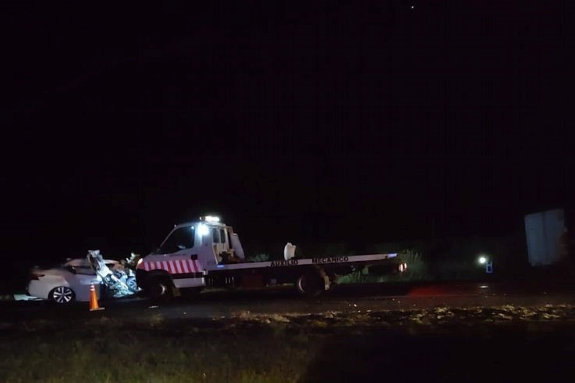 Un camión chocó de frente con un auto que quedó destruido, fallecieron 3 personas. Imagen: twitter