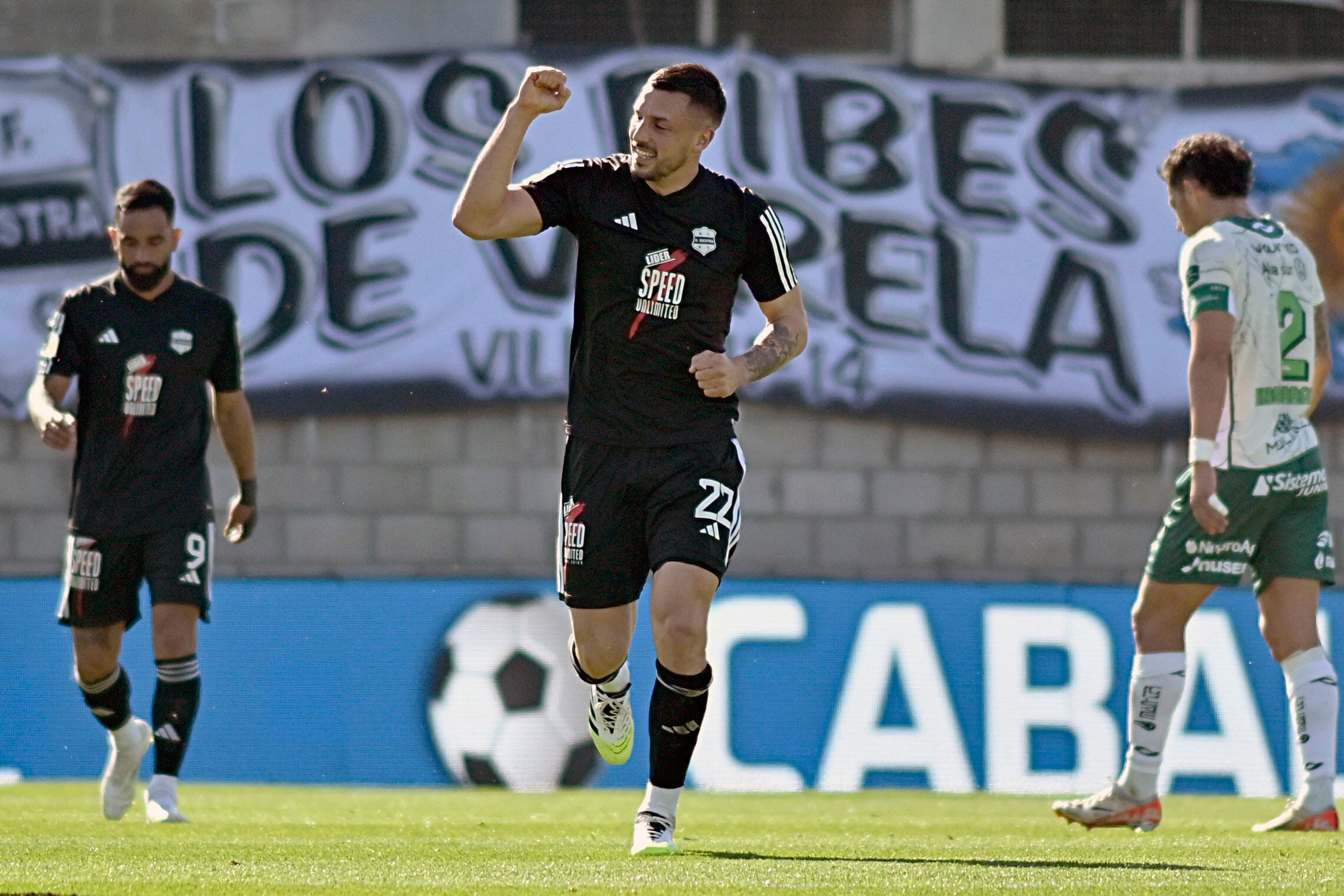 El defensor Cristian Paz festeja el primer gol de Riestra.
