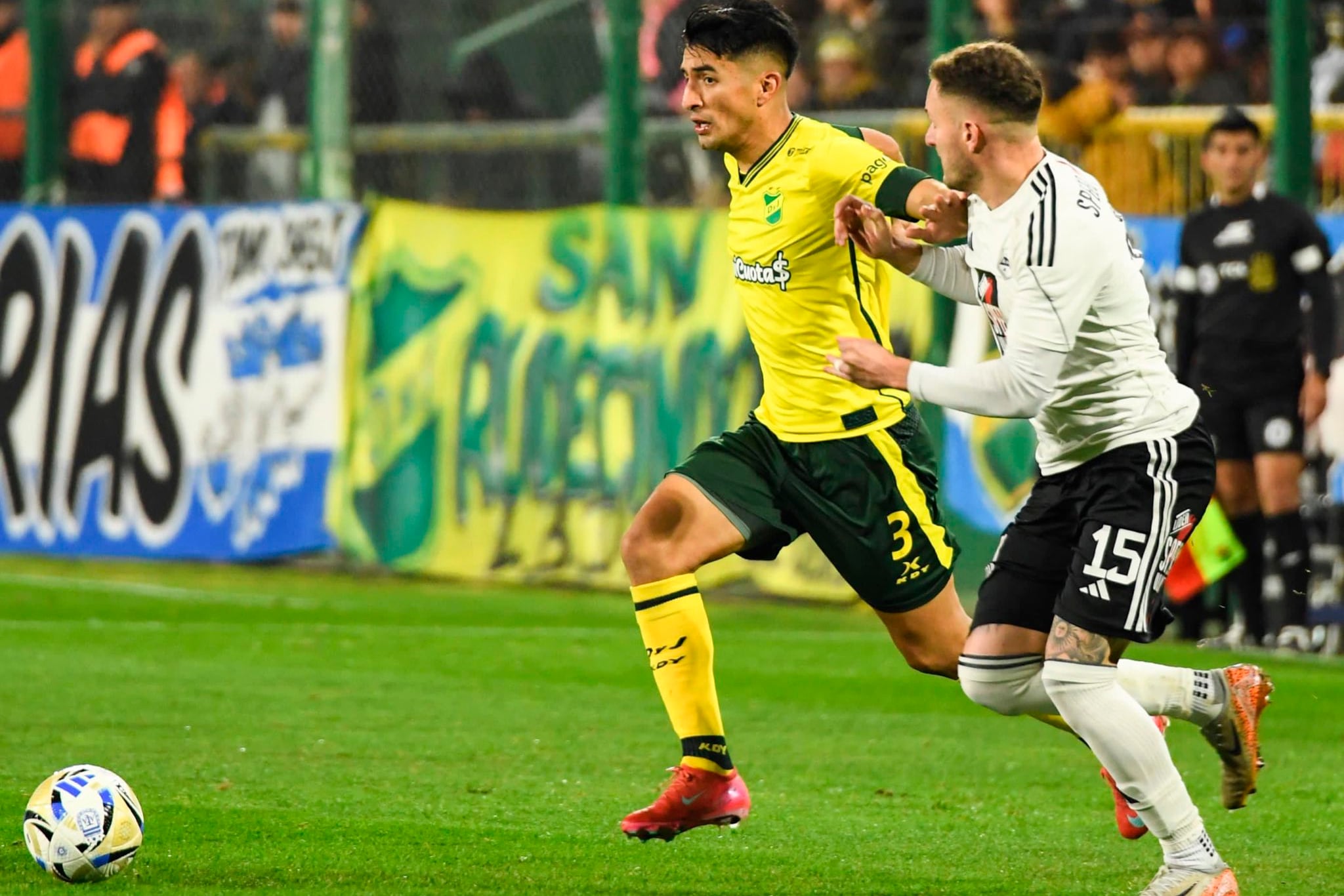 Soto lleva el balón ante la marca de Sansotre