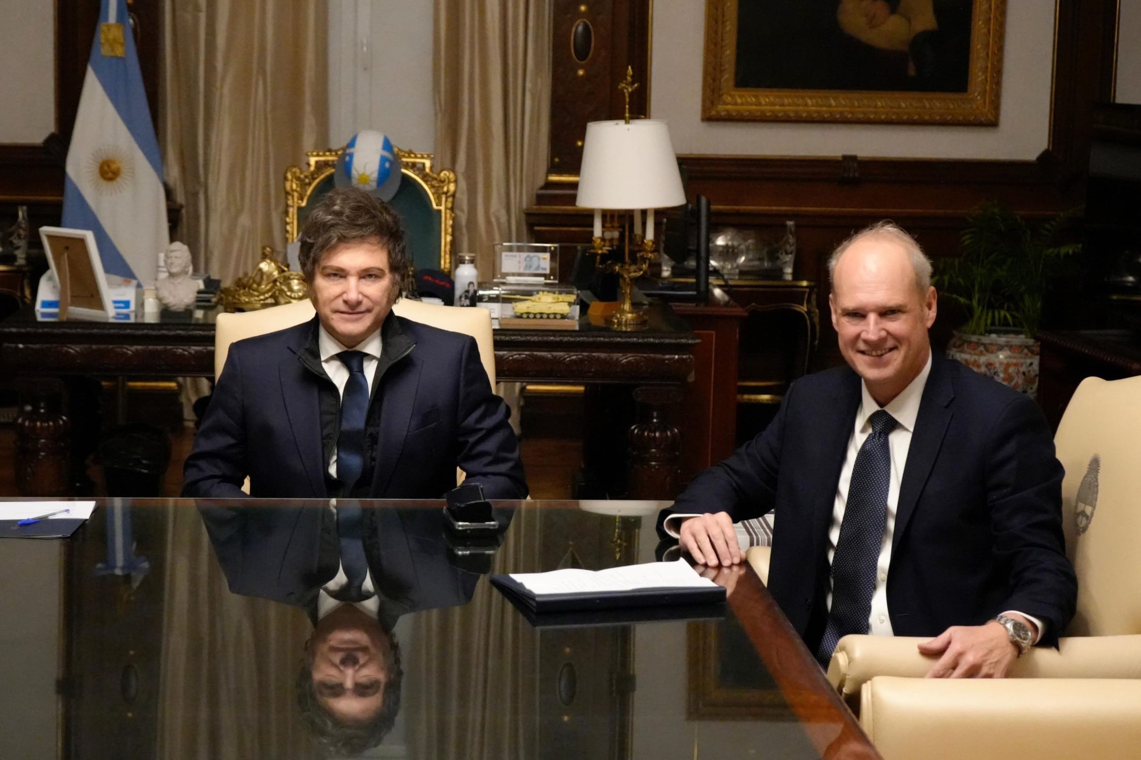 En medio de un clima tenso, el presidente Javier Milei recibió al titular de ADEBA, Javier Bolzico. Sólo los banqueros sonríen