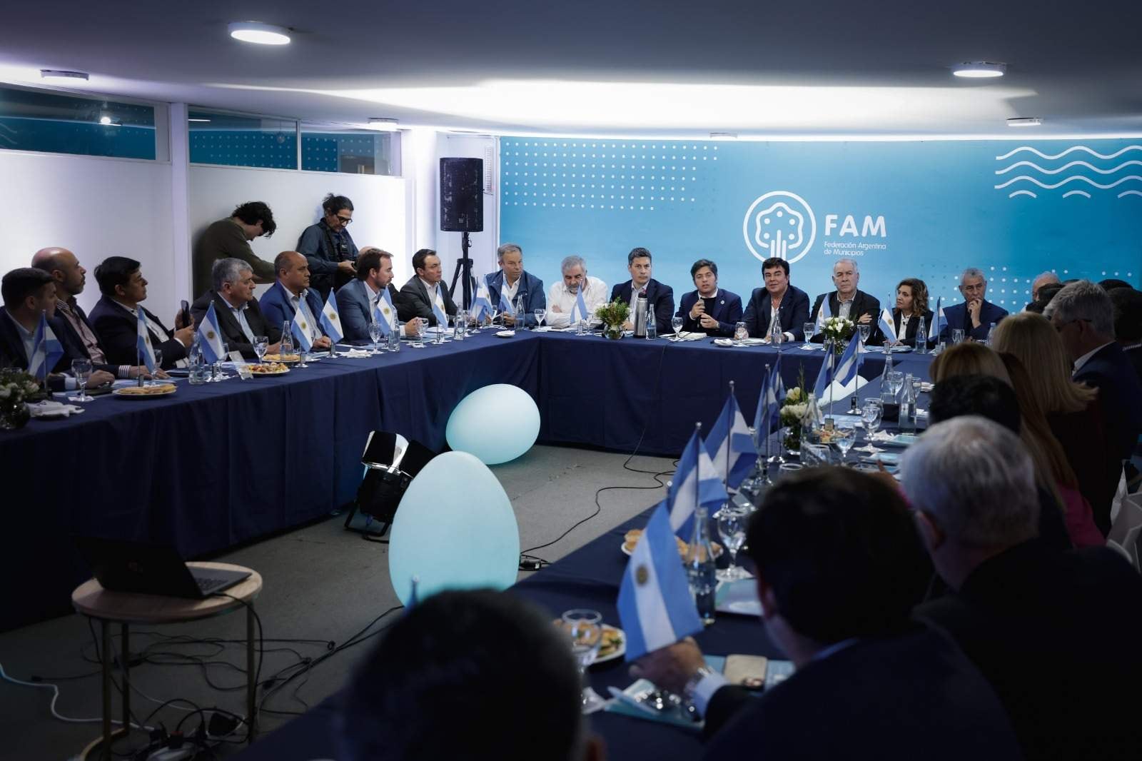 Kicillof y más de 500 intendentes se reunieron en la CABA. 