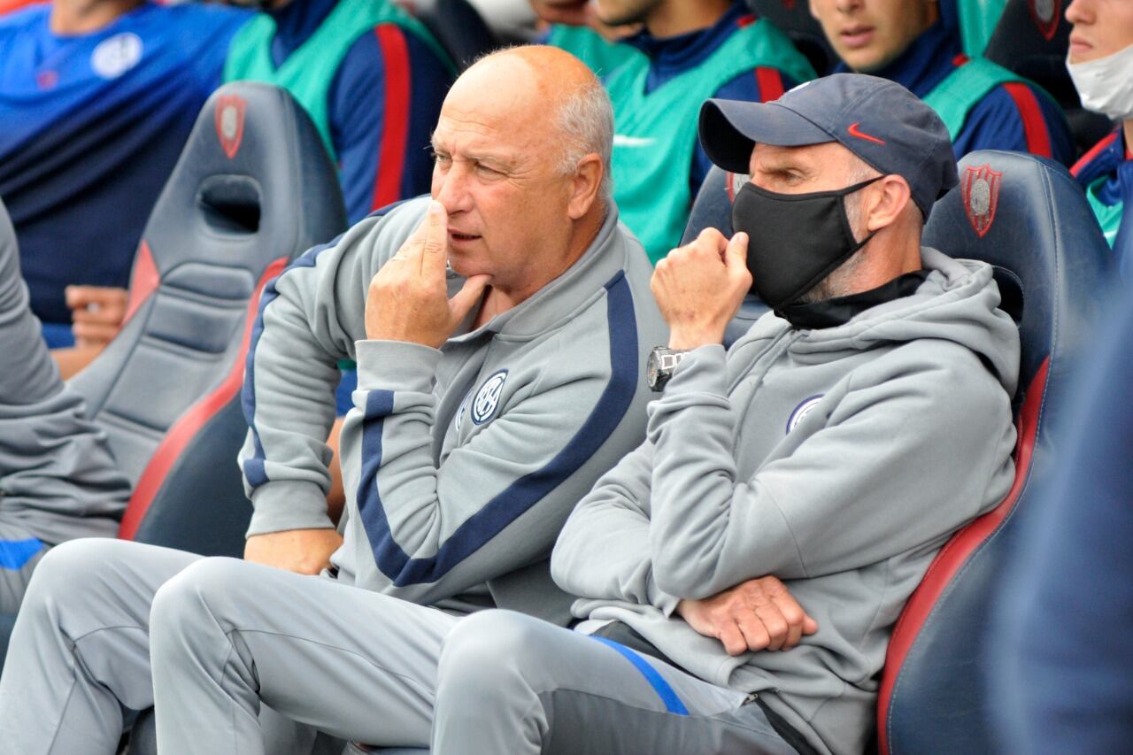 Monarriz en el banco junto a Di Leo