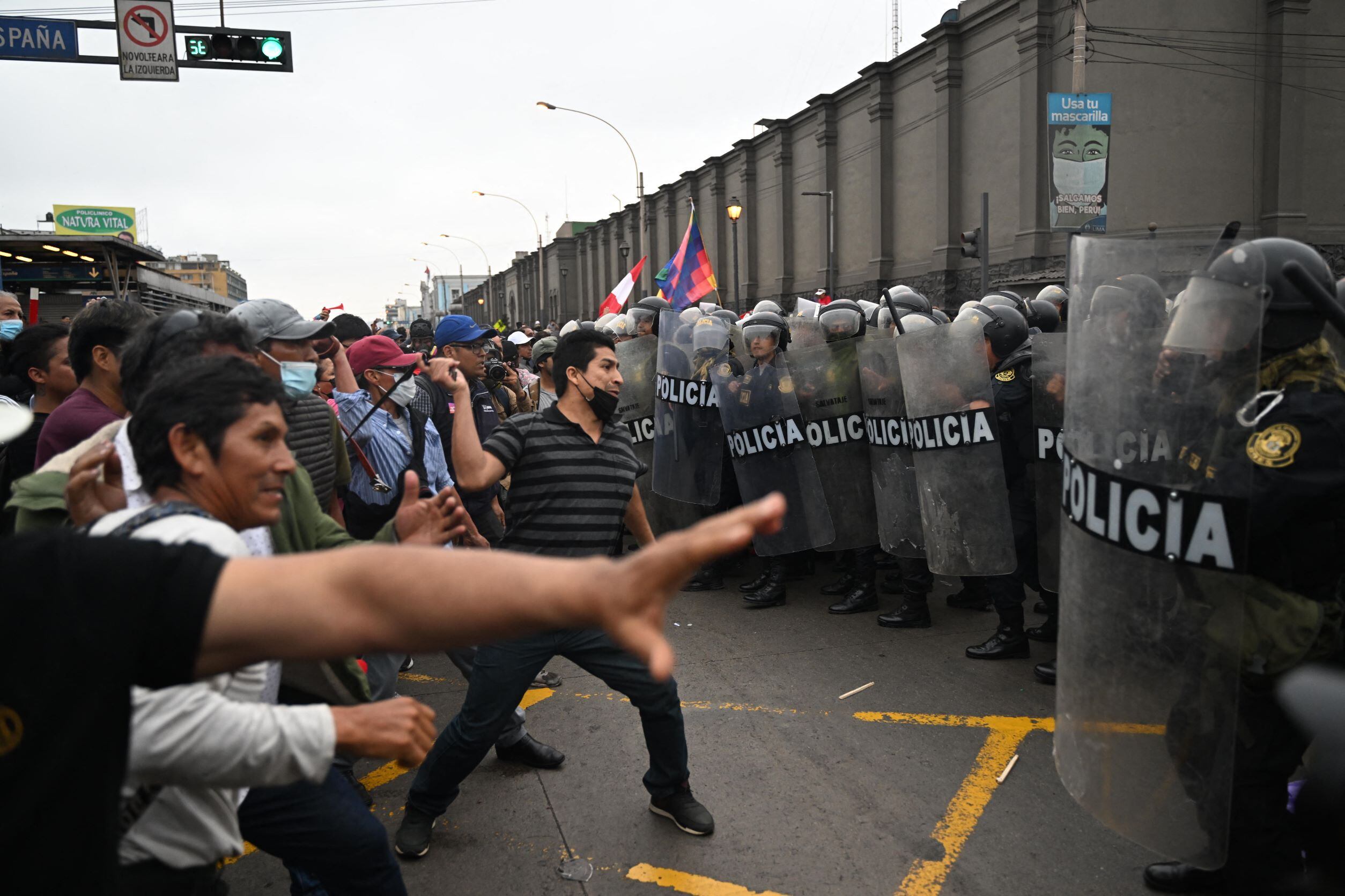 Partidarios del destituido Pedro Castillo se enfrentan a la policía.