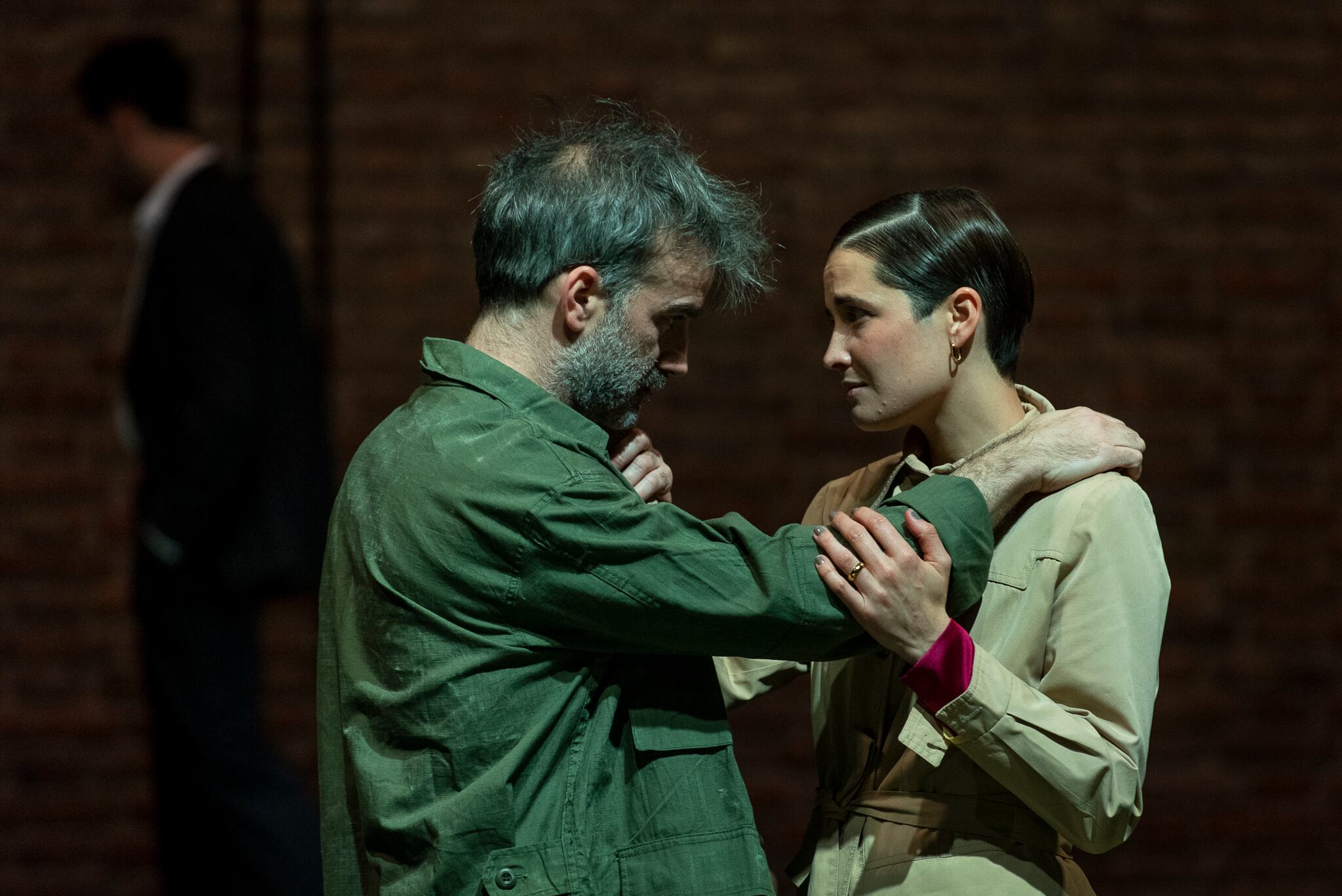 El personaje de Torrente se envuelve en una trama de espionaje en Las manos sucias. Aquí, con Daniel Hendler, quien interpreta al machirulo Hoereder. 