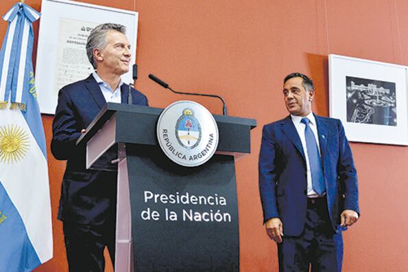 Macri y Finocchiaro relanzaron el año pasado las becas Progresar, ajustadas.